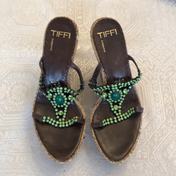 Stunning wedged sandals with jewels - Picture 2 of 5